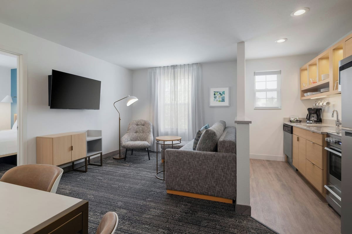 Suite, 2 habitaciones | Área de sala de estar | Smart TV, Netflix y películas con cargo