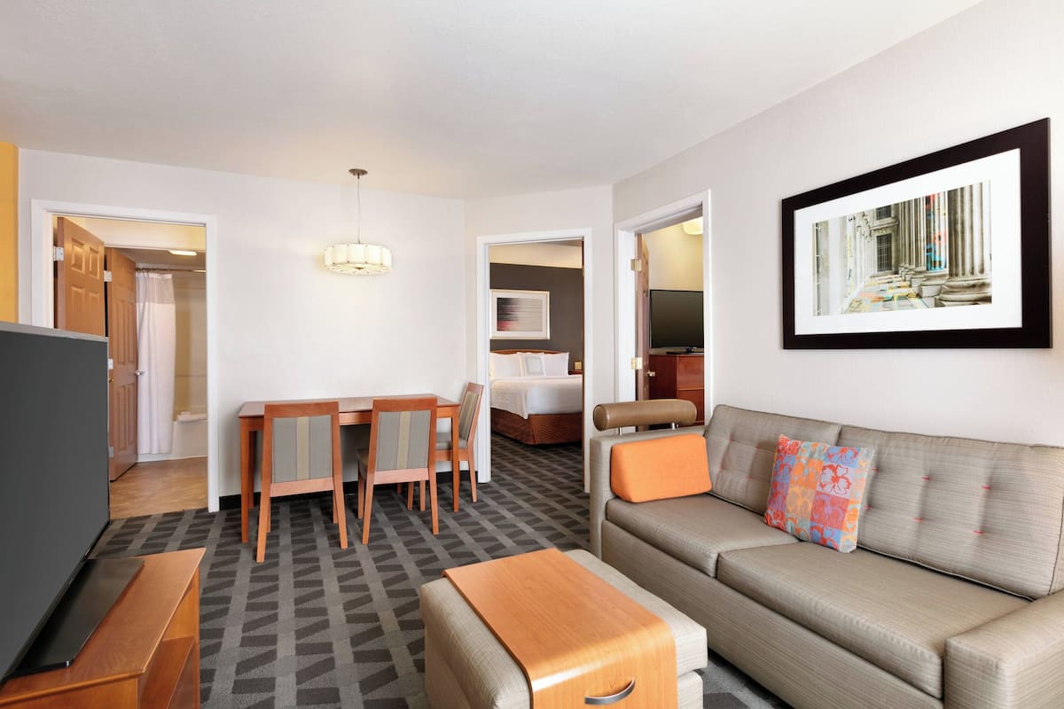 Suite, 2 Bedrooms, Non Smoking | Peralatan tempat tidur premium, tilam berlapik, peti besi dalam bilik