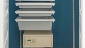Un depósito con estanterías, un panel de control y un perchero.