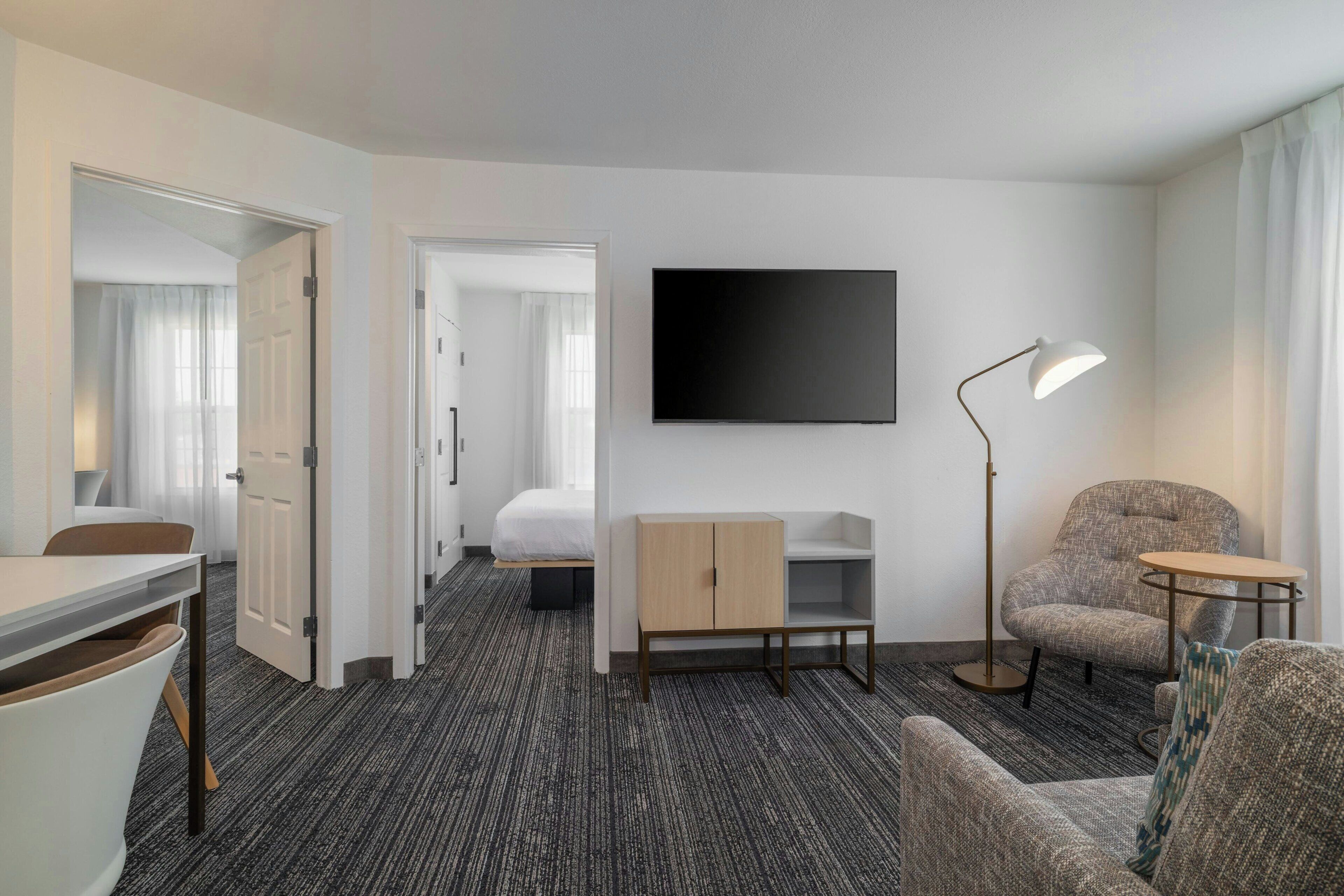 Suite, 2 slaapkamers | Luxe beddengoed, pillowtop-bedden, een kluis op de kamer, een bureau