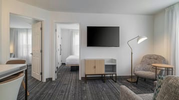 Suite, 2 slaapkamers | Luxe beddengoed, pillowtop-bedden, een kluis op de kamer, een bureau