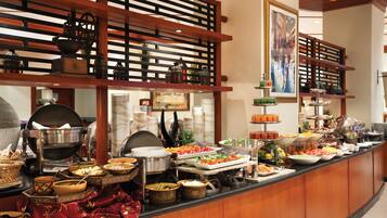 TĂ€gliches FrĂŒhstĂŒcksbuffet (96 AED pro Person)