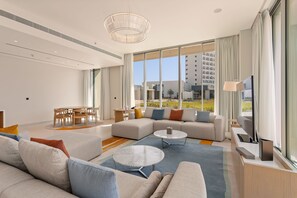 Ropa de cama de alta calidad, edredones de plumas, minibar y caja fuerte