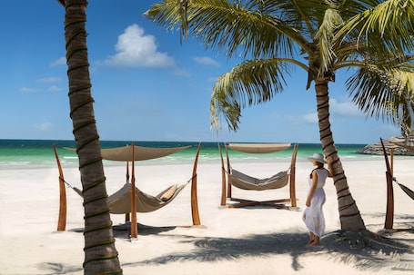 Playa privada, arena blanca, sillas reclinables de playa, sombrillas. Ajman Hotel & Villas by Blazon Hotels