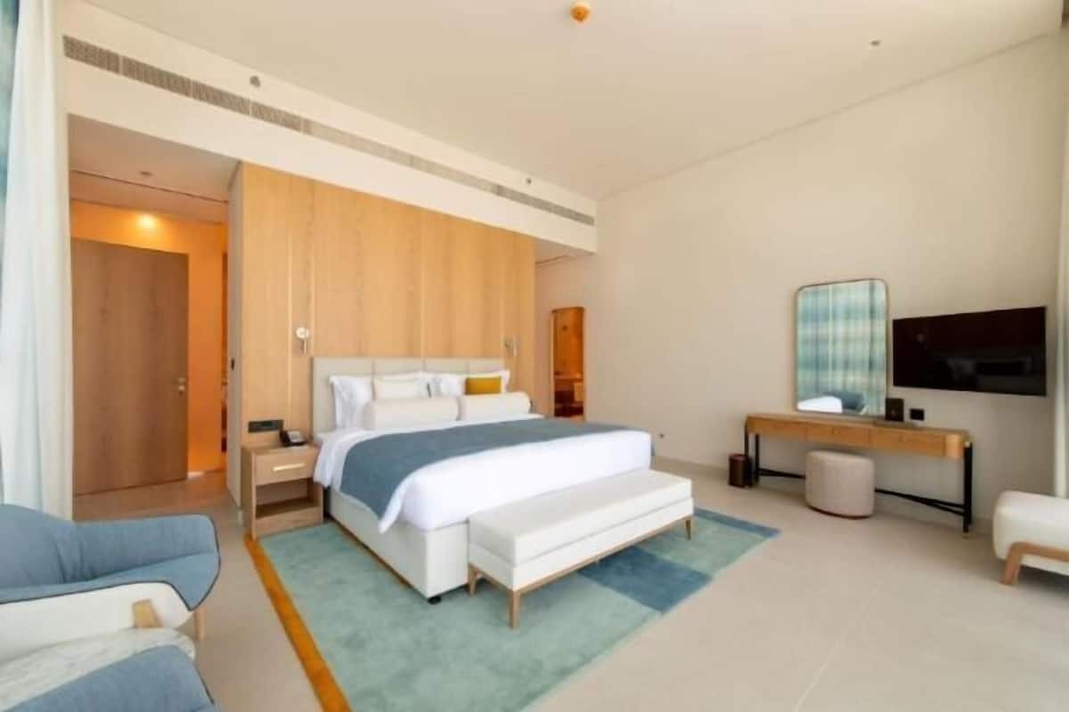 Premium bedding, down duvets, minibar, in-room safe
