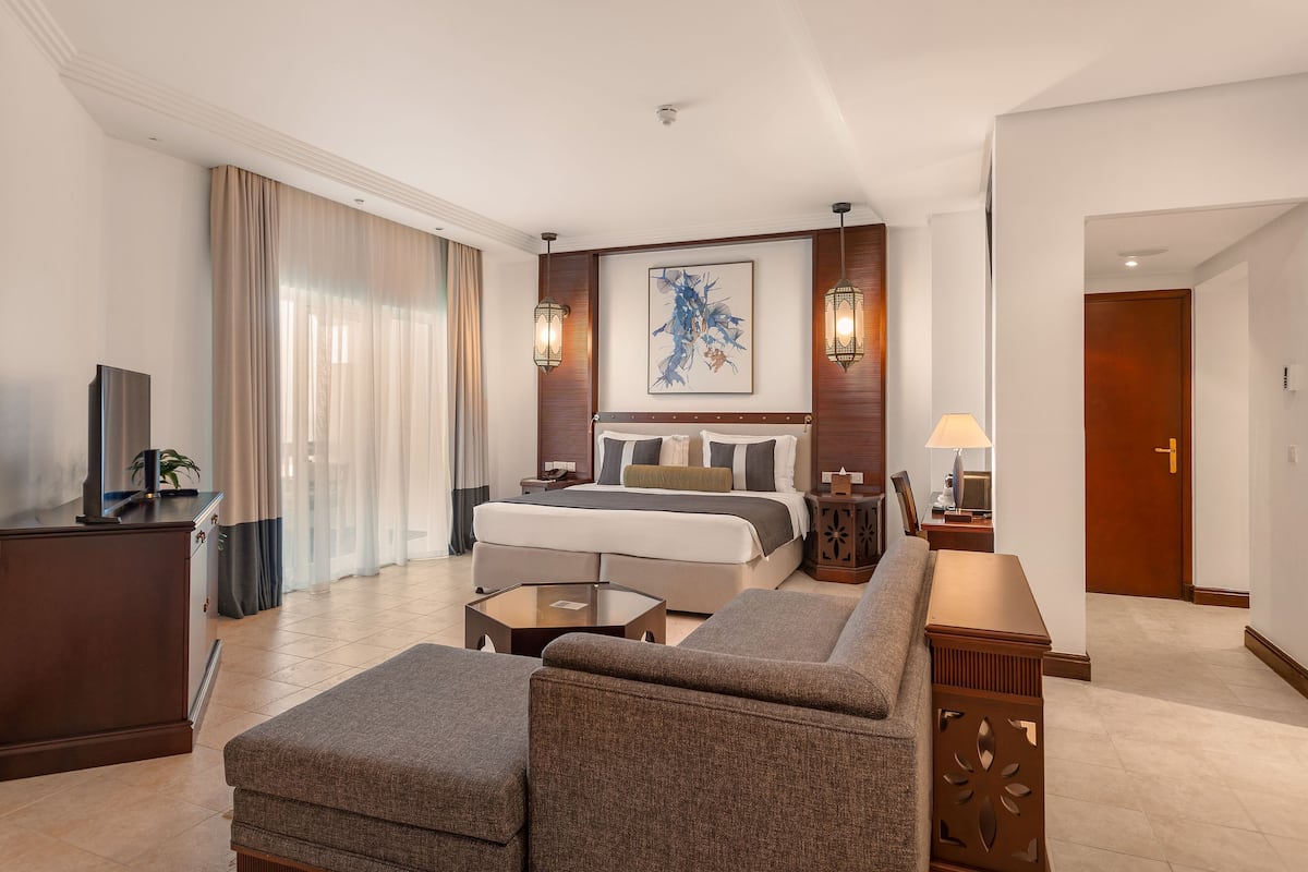Suite junior, 1 cama King size, vista al mar | 1 habitación, ropa de cama de alta calidad, edredón y minibar