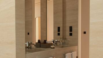 Villa de lujo, 3 habitaciones, vistas al mar | Baño | Bañera y ducha independientes y cabezal de ducha tipo lluvia