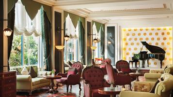 Lobby-lounge