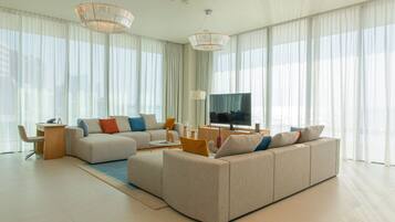 Luksusvilla, 3 soverom, havutsikt | Oppholdsområde | En 50-tommers smart-TV med digitale kanaler