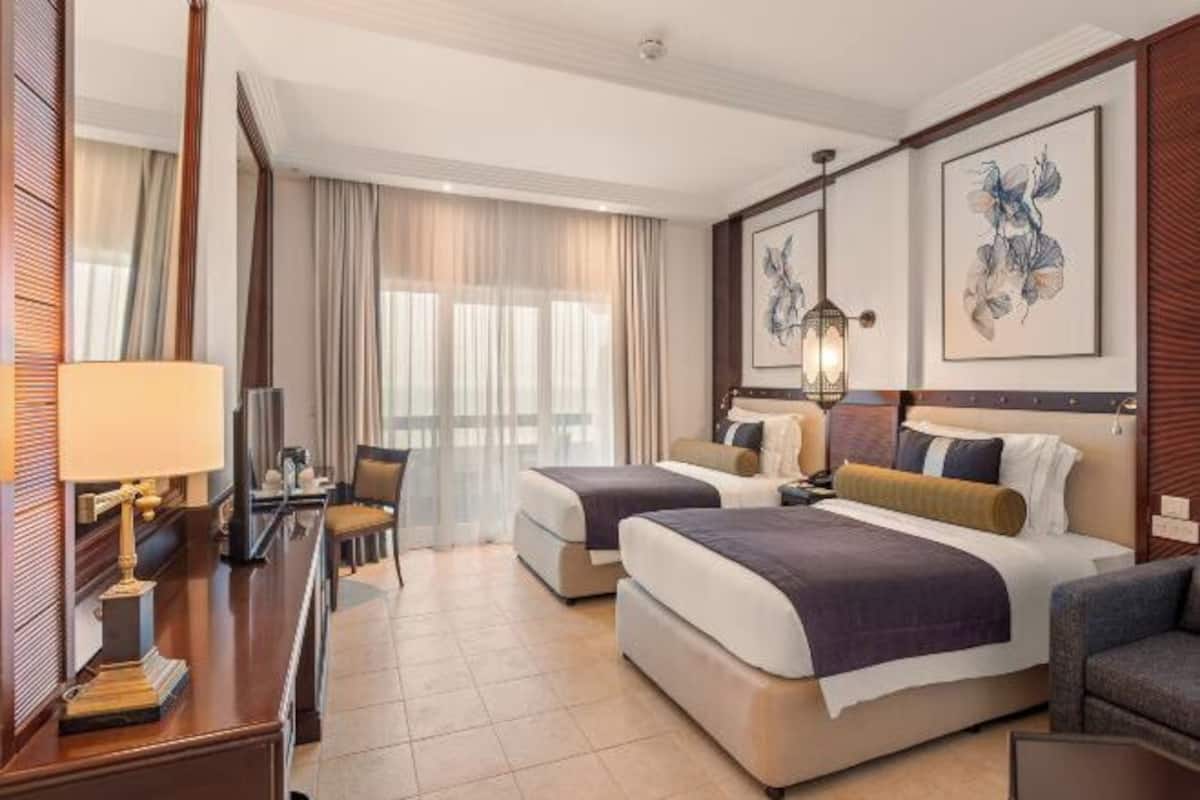 Premium bedding, down comforters, minibar, in-room safe