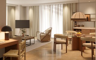 Minibar, escritorio, tabla de planchar con plancha y wifi gratis