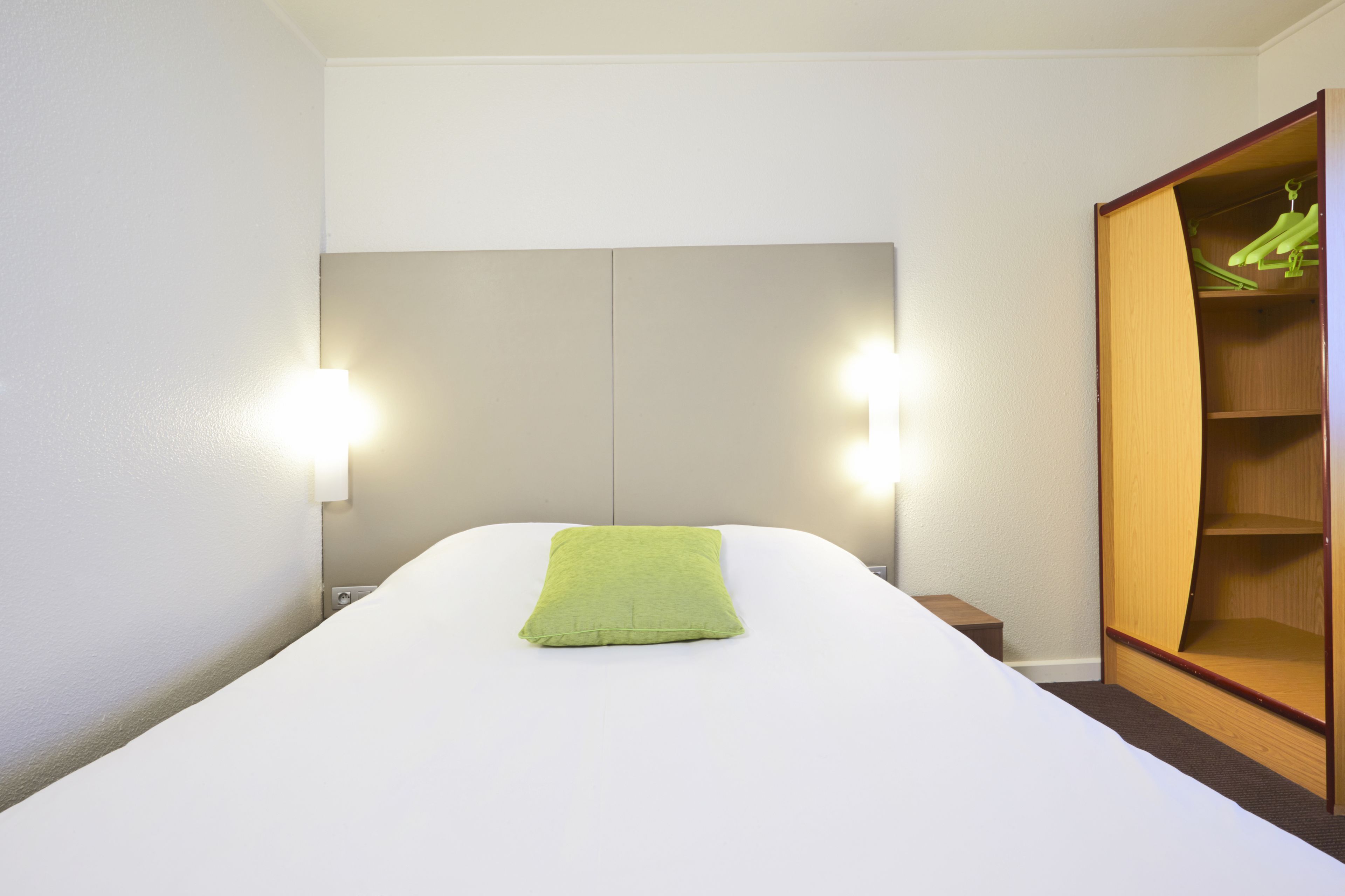 Luxe beddengoed, een bureau, verduisterende gordijnen