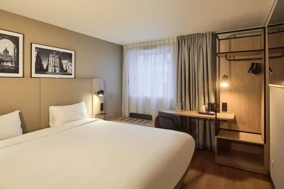 Ropa de cama de alta calidad, escritorio y cortinas blackout