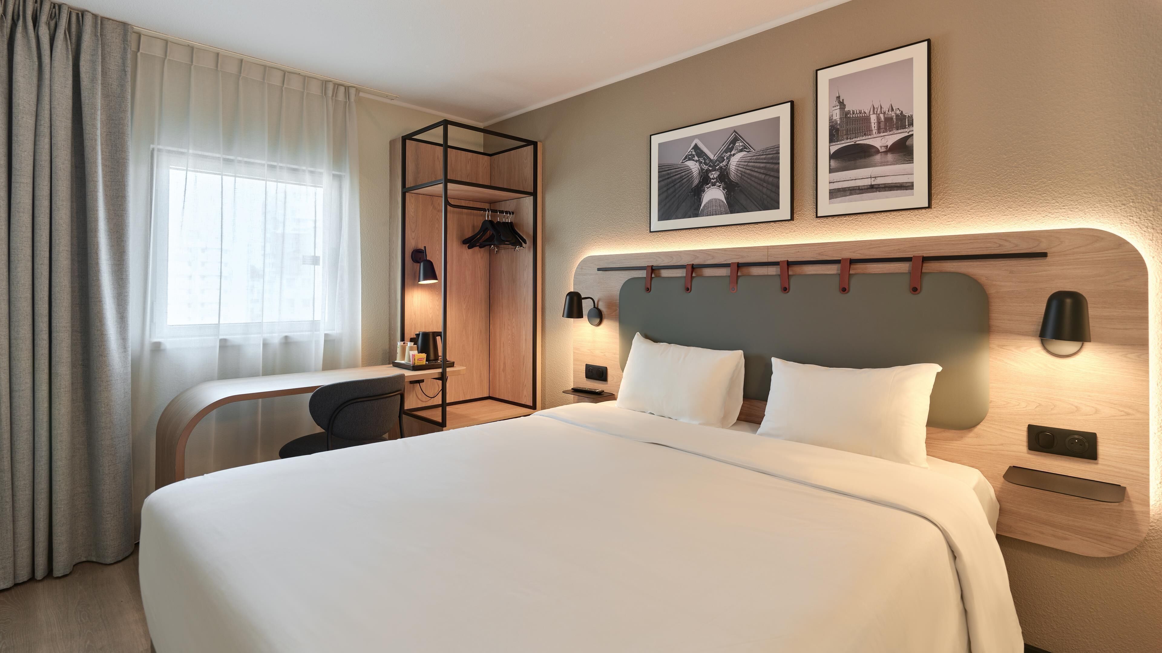 Ropa de cama de alta calidad, escritorio, cortinas opacas
