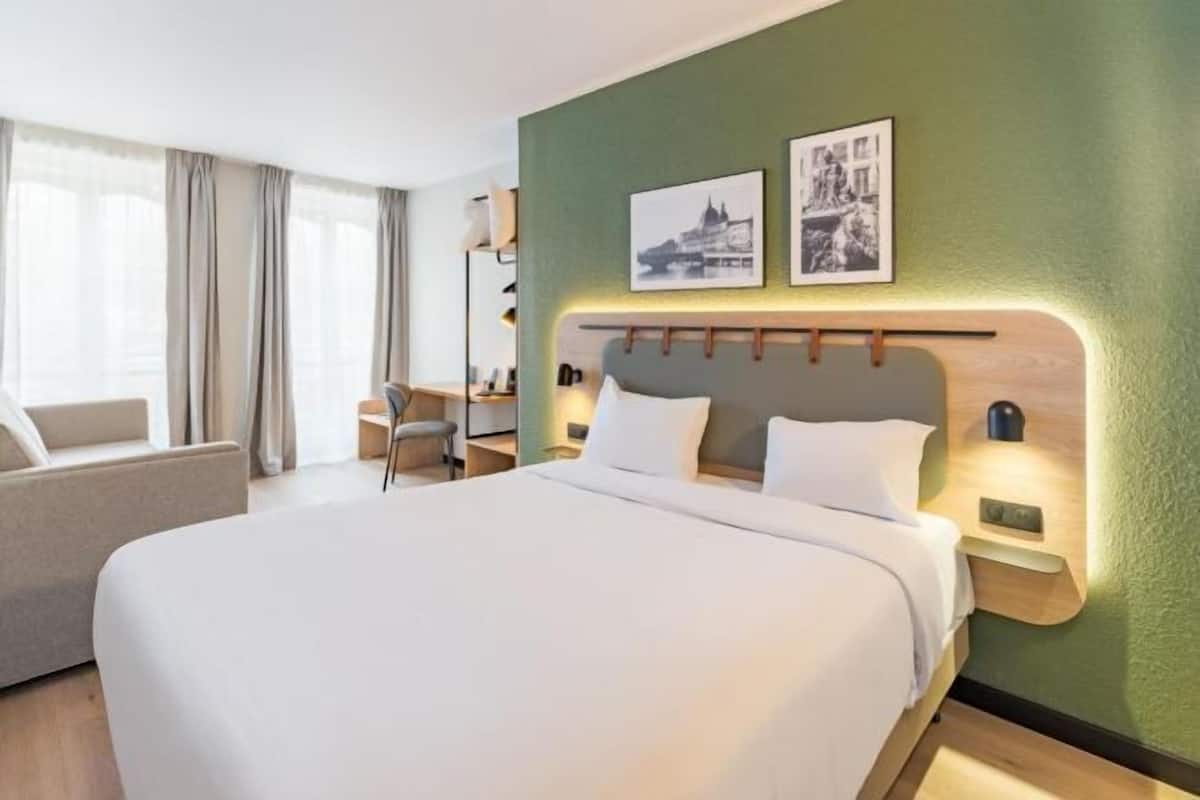 Ropa de cama de alta calidad, escritorio y cortinas blackout