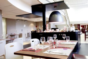 Se sirven desayunos, almuerzos y cenas; cocina francesa