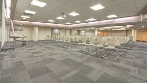A conference room with rows of chairs, a projector, and a presentation screen. - Campanile PRIME - Paris - Porte de Bagnolet (Bagnolet)