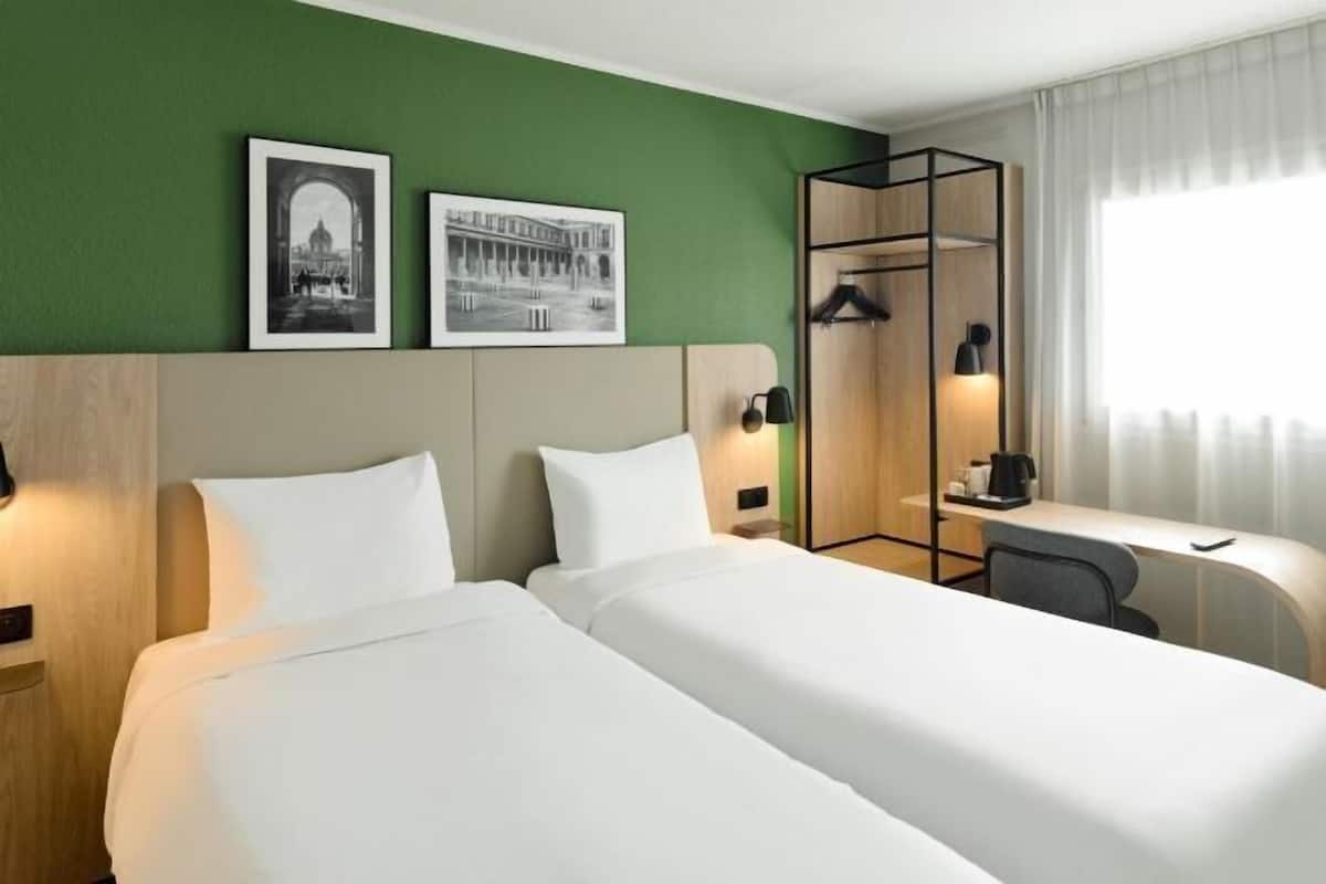 Ropa de cama de alta calidad, escritorio y cortinas blackout