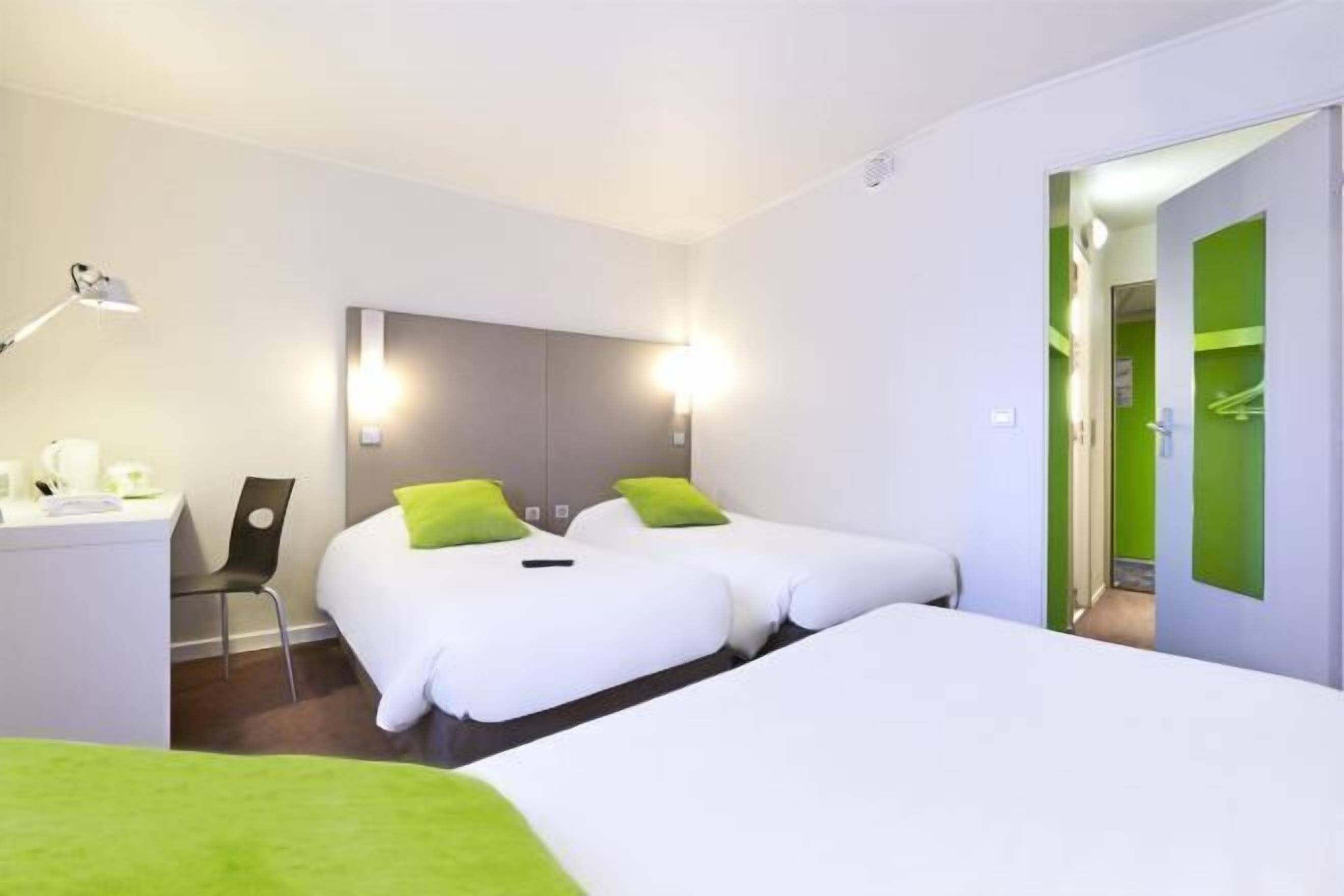 Ropa de cama de alta calidad, escritorio y cortinas blackout 