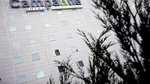 Un hôtel à la façade moderne, avec une enseigne indiquant « Hôtel-restaurant Campanile ».