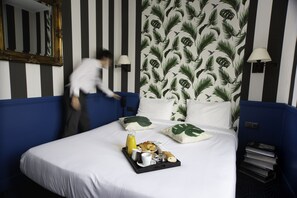 Luxe beddengoed, een kluis op de kamer, een bureau, een laptopwerkplek