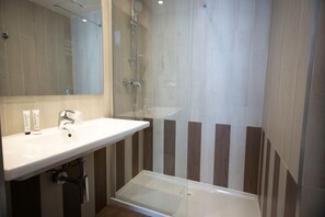 Ilmaiset hygieniatuotteet, hiustenkuivaaja, pyyhkeet