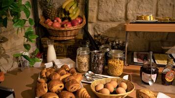 Daily continental breakfast (EUR 15 per person)