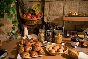 Desayuno continental (EUR 15 por persona) 