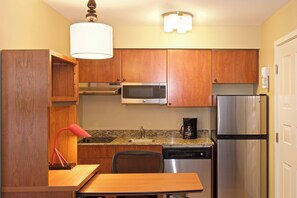 Suite, 1 cama de matrimonio grande con sofá cama, no fumadores | Cocina privada | Frigorífico, microondas, lavavajillas y cafetera o tetera
