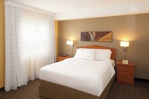 Studio, 1 Queen Bed with Sofa bed | Desk, laptop workspace, iron/ironing board, free WiFi