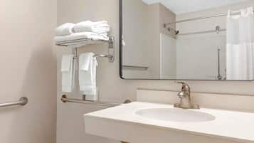Studio, 1 Queen-Bett, barrierefrei, Nichtraucher | Badezimmer | Duschwanne, kostenlose Toilettenartikel, Haartrockner, Handtücher