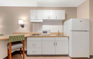 Full-size fridge, microwave, stovetop, coffee/tea maker - Extended Stay America Suites Washington DC Tysons Corner (Vienna)