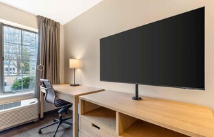 Studio, 1 Queen Bed, Accessible, Non Smoking | Desk, laptop workspace, iron/ironing board, free WiFi