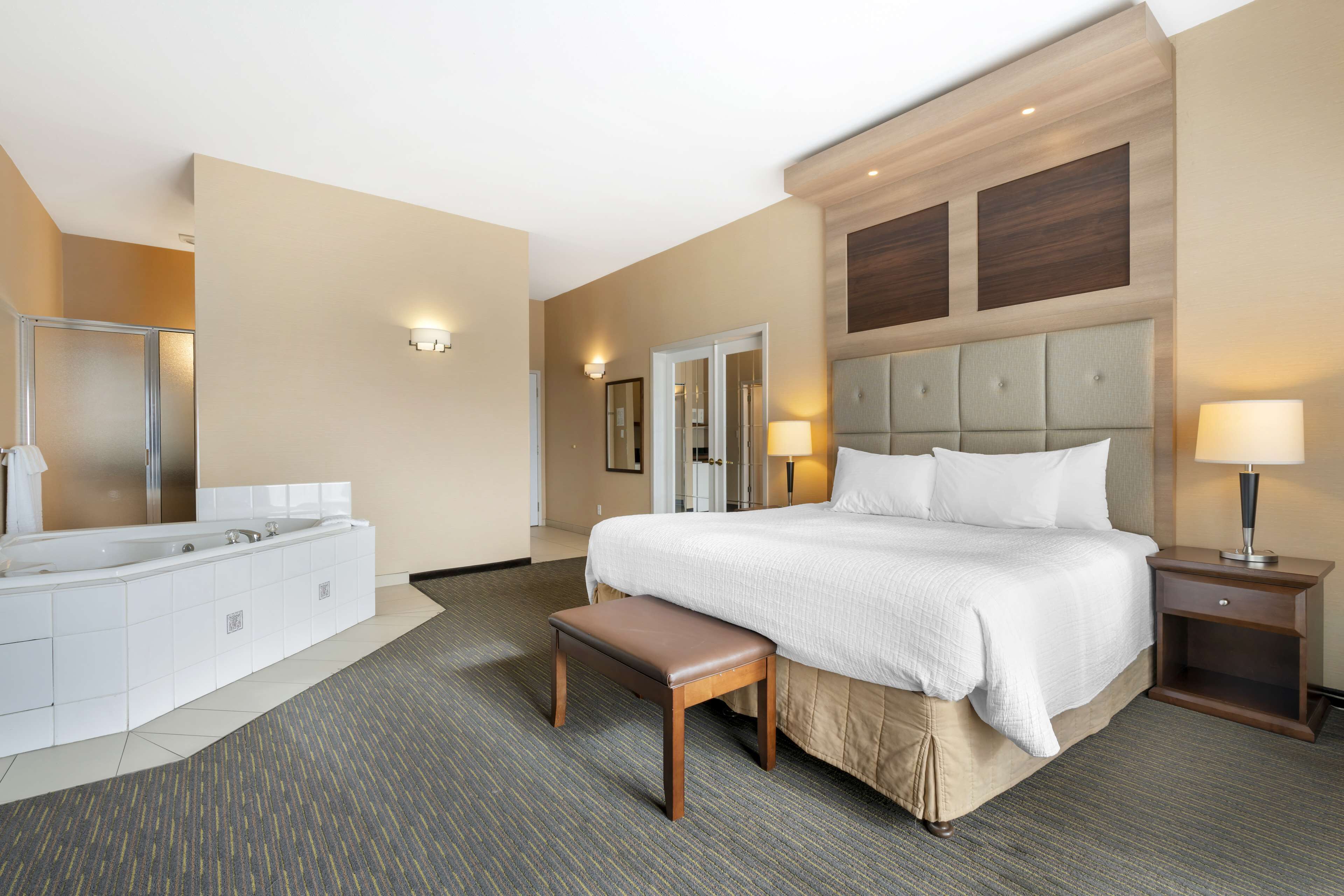 Phòng Suite, 1 giường cỡ king, không hút thuốc, bồn tắm thủy lực (with Sofabed) | Bàn, khu vực làm việc phù hợp cho laptop, bàn ủi/dụng cụ ủi quần áo 