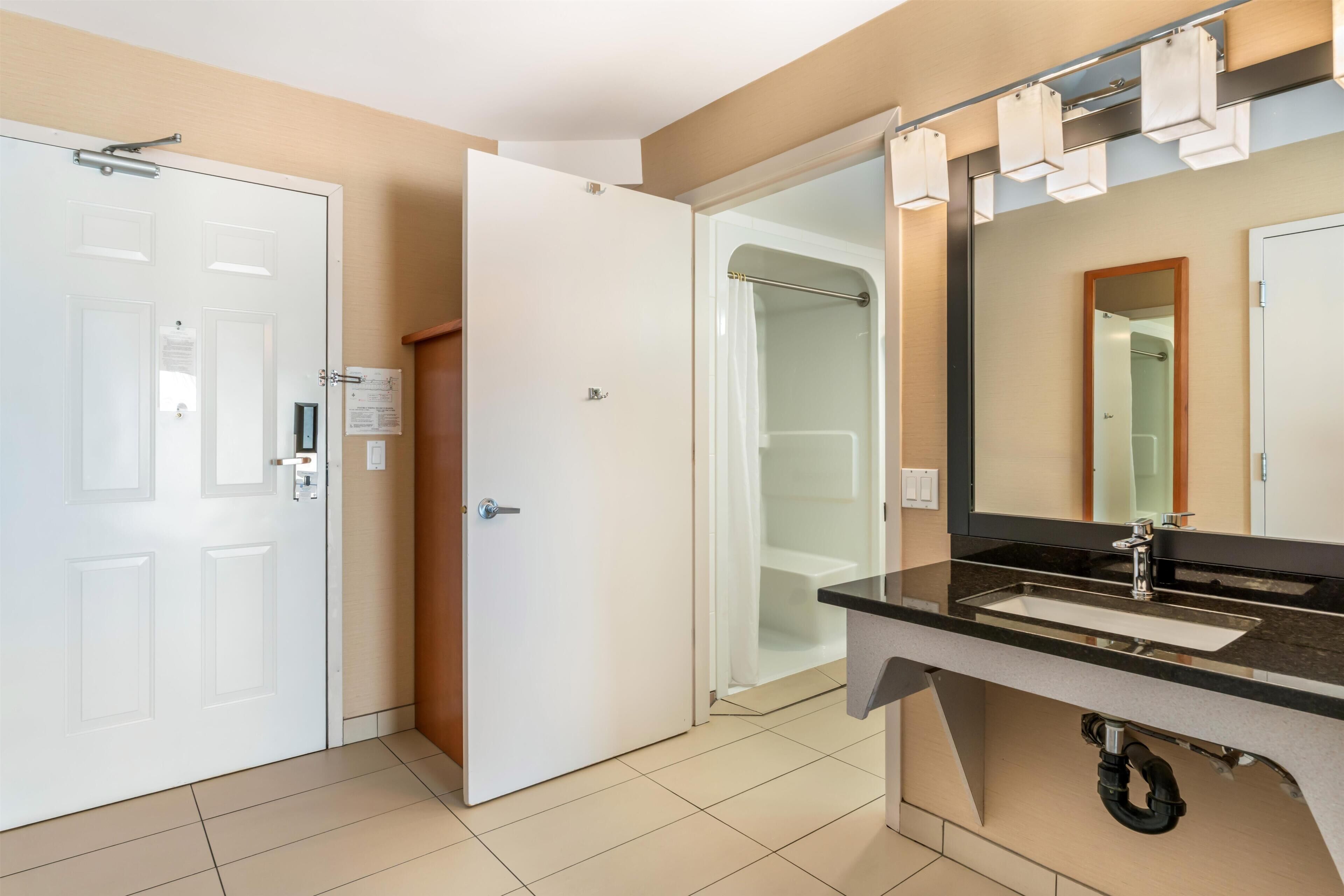 Standardzimmer, 1 Queen-Bett, barrierefrei, Kühlschrank und Mikrowelle | Schreibtisch, laptopgeeigneter Arbeitsplatz, Bügeleisen/Bügelbrett