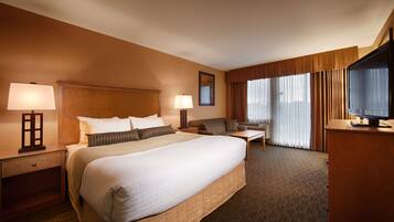 Standaard kamer, 1 kingsize bed, niet-roken, koelkast & magnetron | Een bureau, een laptopwerkplek, een strijkplank/strijkijzer