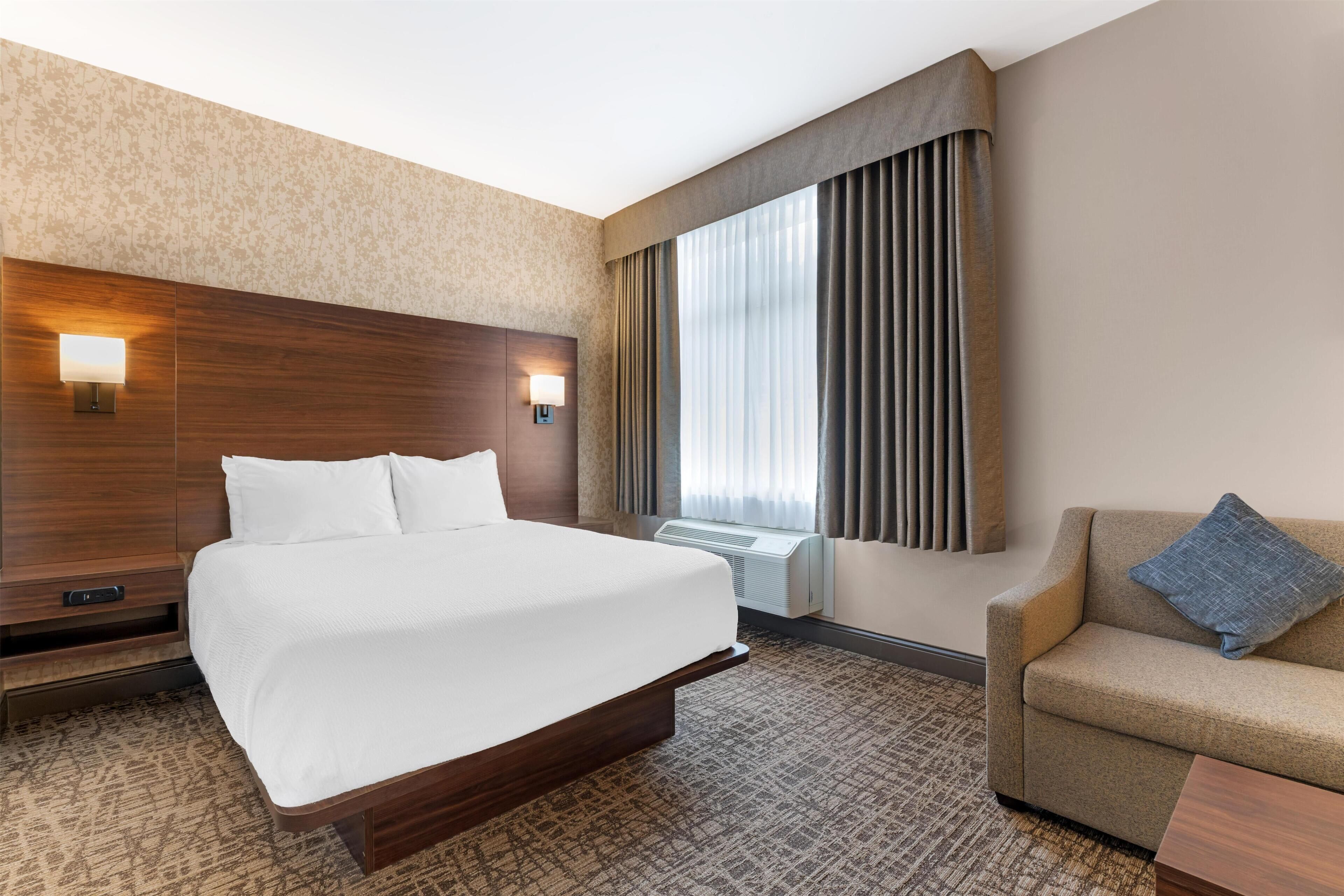 Habitación estándar, 1 cama Queen size, para no fumadores, cocineta (Pet Friendly;with Sofabed) | Escritorio y espacio para trabajar con laptop 