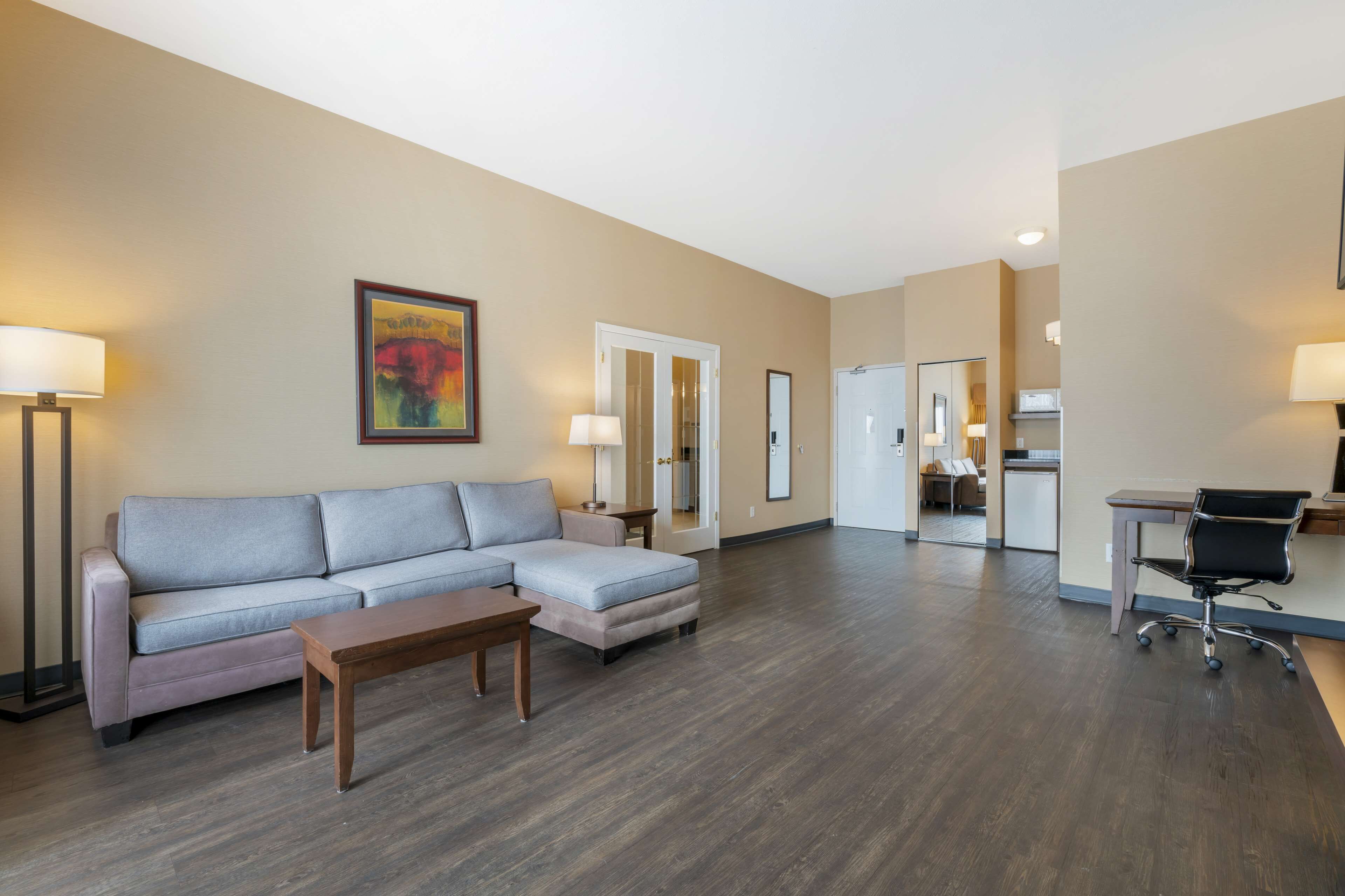 suite, 1 king bed, non smoking, jetted tub (with sofabed) | 1 bedroom, desk, laptop workspace, iron/ironing board