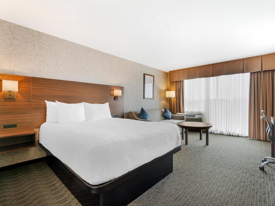 Desk, laptop workspace, iron/ironing board, free cots/infant beds