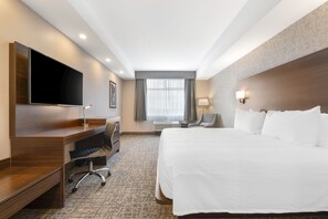 デスク、ノートパソコン用作業スペース、アイロン / アイロン台、ベビーベッド (無料)