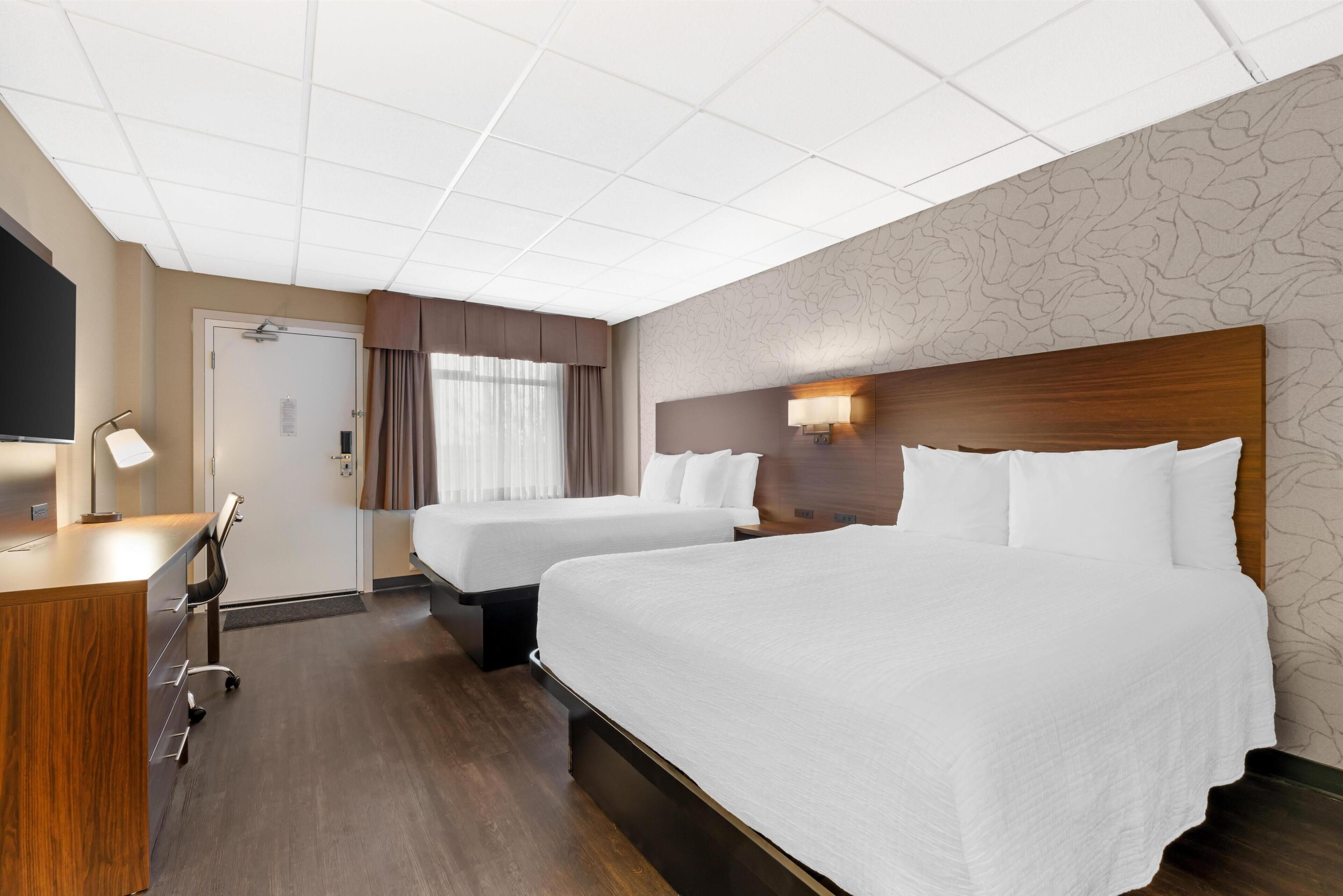 Habitación estándar, 2 camas Queen size, para no fumadores, cocineta (Pet Friendly) | Escritorio y espacio para trabajar con laptop 