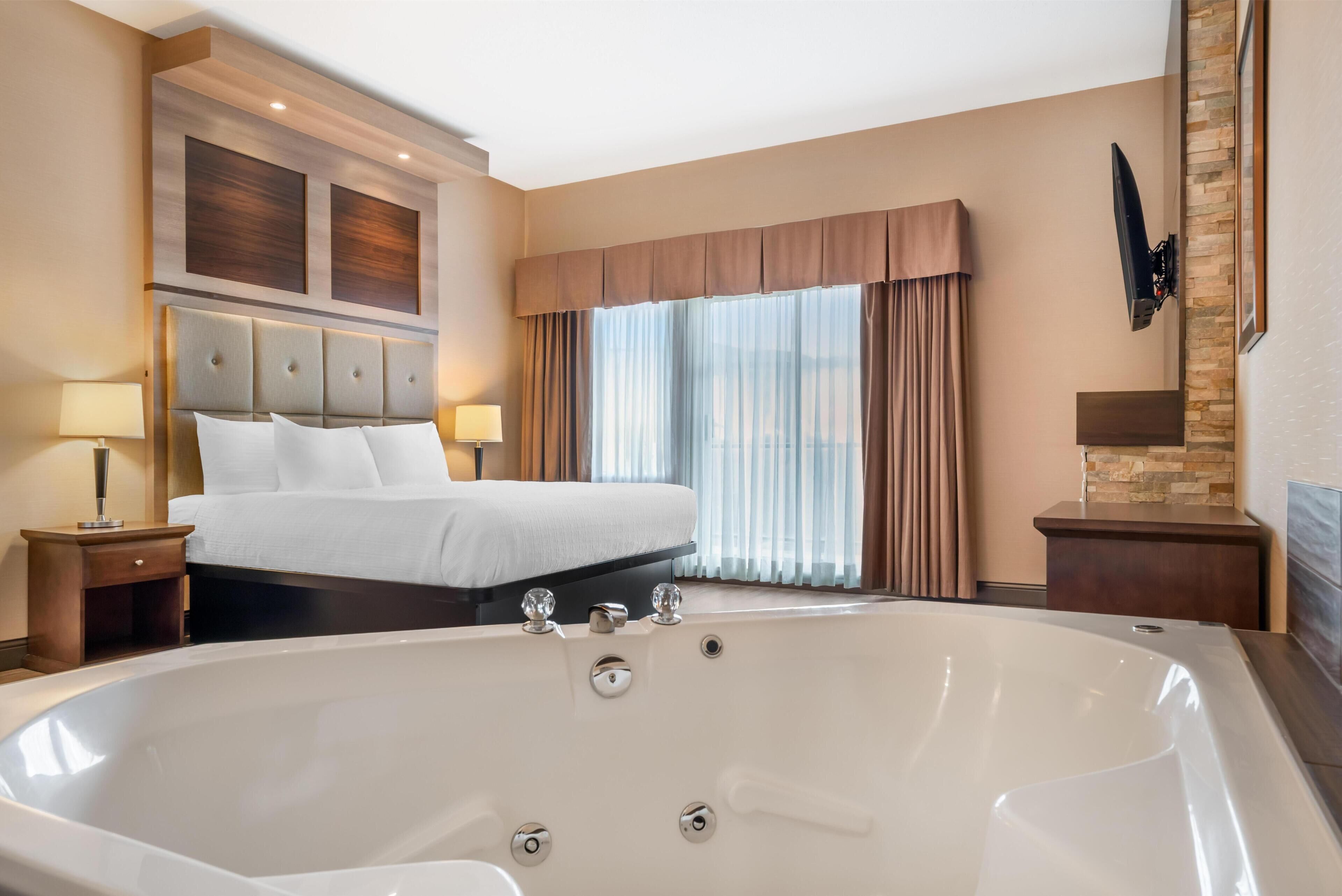 Suite, 1 cama de matrimonio grande, no fumadores, bañera de hidromasaje (with Sofabed) | Escritorio y espacio para trabajar con un portátil