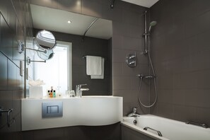 Premium Room, 1 Double Bed | Bathroom - Holiday Inn London - Regent's Park by IHG (London)