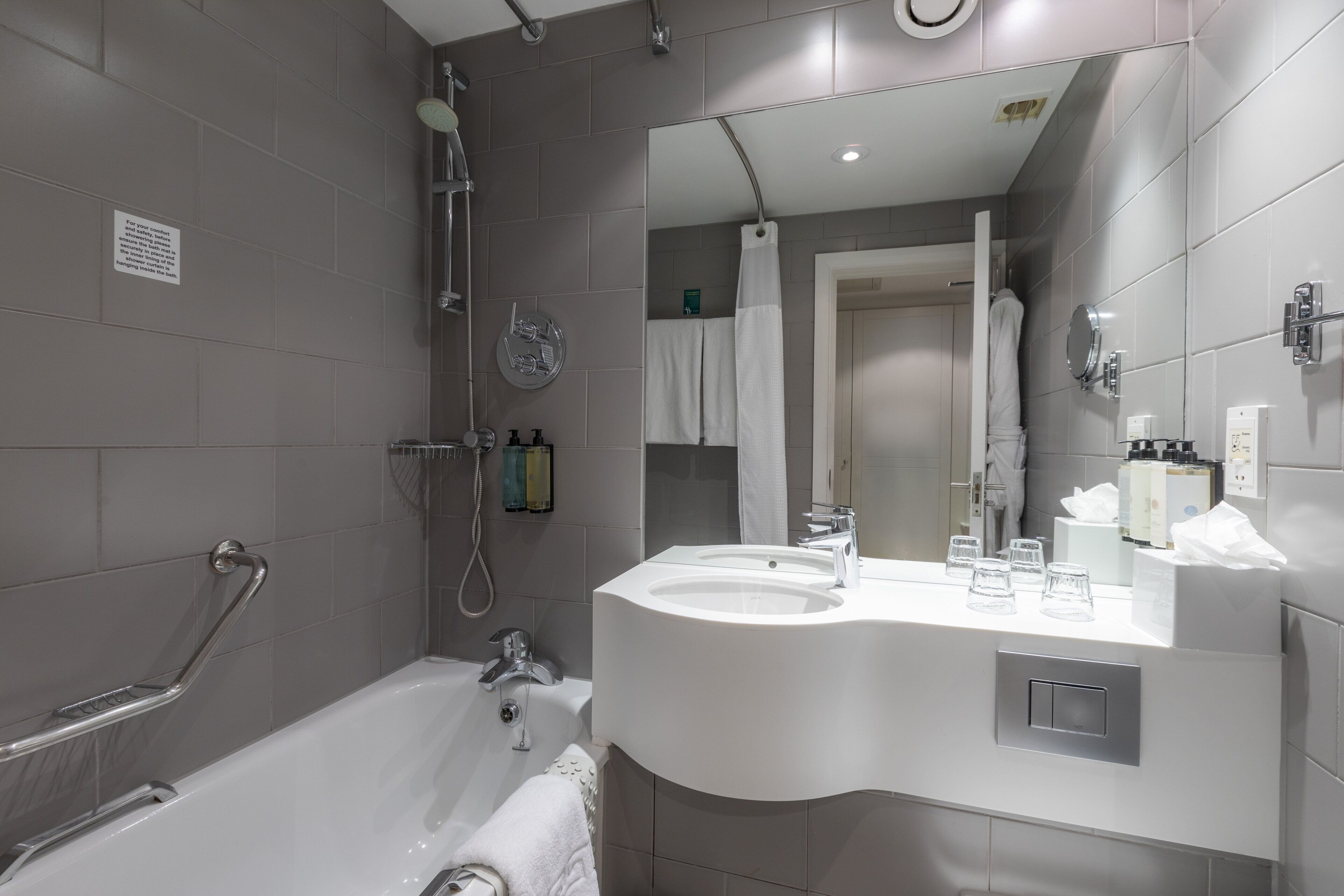 premium room, 1 double bed | bathroom | combined shower/bathtub, free toiletries, hair dryer, towels