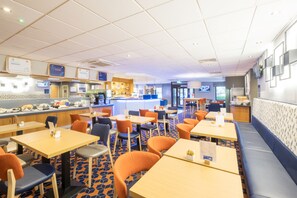 Buffet déjeuner gratuit tous les jours