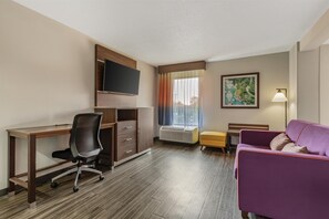 أسرّة بطبقة علوية مريحة ومكتب ومساحة عمل للكمبيوتر المحمول وستائر تعتيم