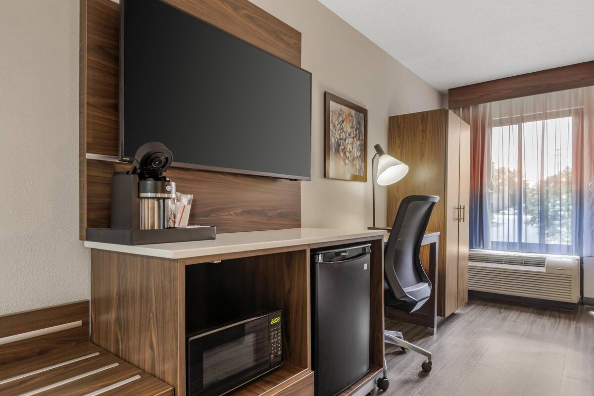 standard room, 1 king bed with sofa bed, non smoking, refrigerator & microwave (with sofabed) | 1 bedroom, pillow-top beds, desk, laptop workspace