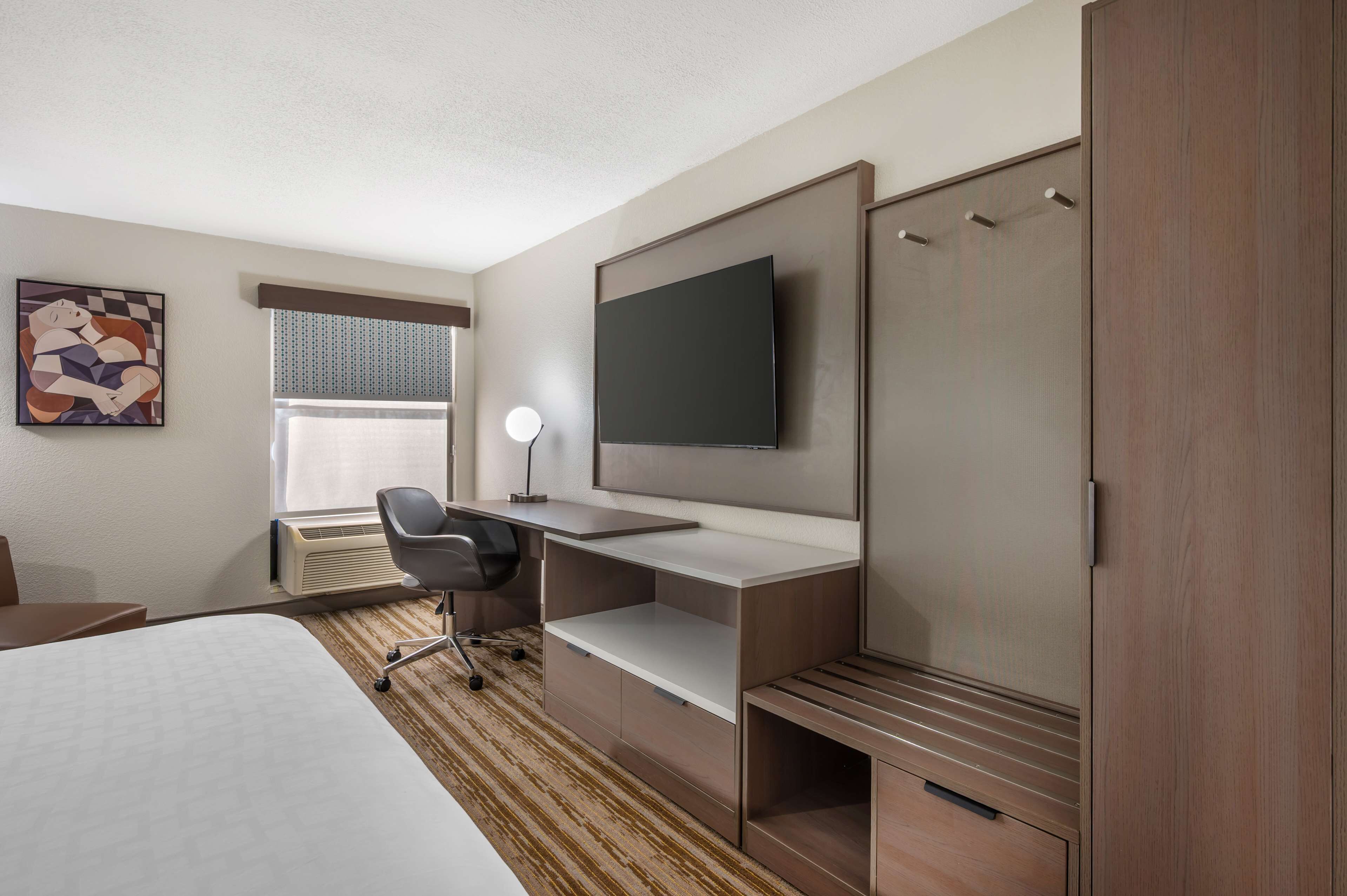 standard room, 1 king bed, non smoking, refrigerator & microwave | in-room safe, iron/ironing board, free cots/infant beds, rollaway beds