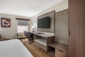 Standard Room, 1 King Bed, Non Smoking, Refrigerator & Microwave | In-room safe, iron/ironing board, free cots/infant beds, rollaway beds - Best Western Plus Richmond Indiana I-70 (Richmond)