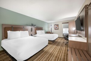 Quarto standard, 2 camas Queen, para não fumantes, geladeira e micro-ondas | Cofres nos quartos, ferros/tábuas de passar roupa, berços grátis